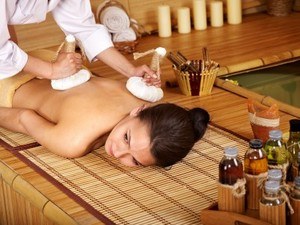 massage aux pochons d'herbes aromatiques